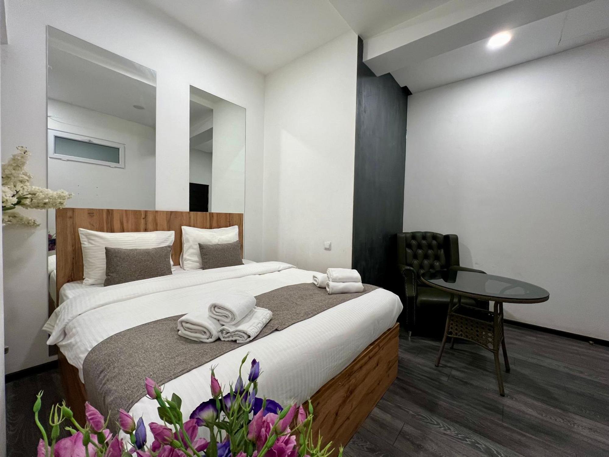 Yvn Tumanyan Apart-Hotel Erevan Esterno foto