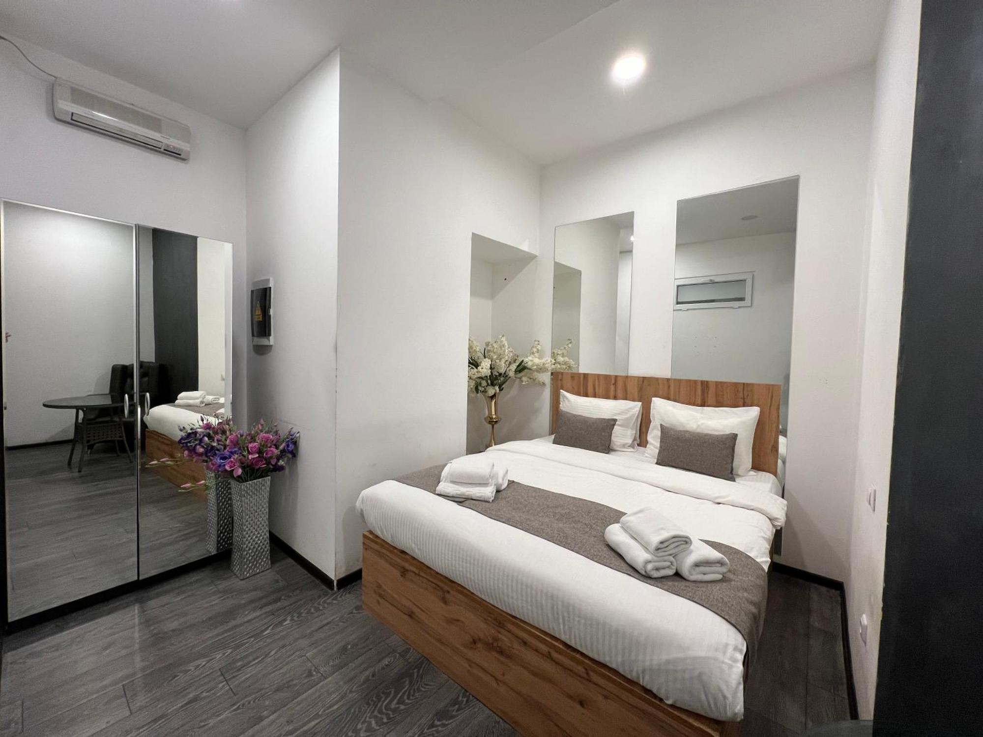 Yvn Tumanyan Apart-Hotel Erevan Esterno foto