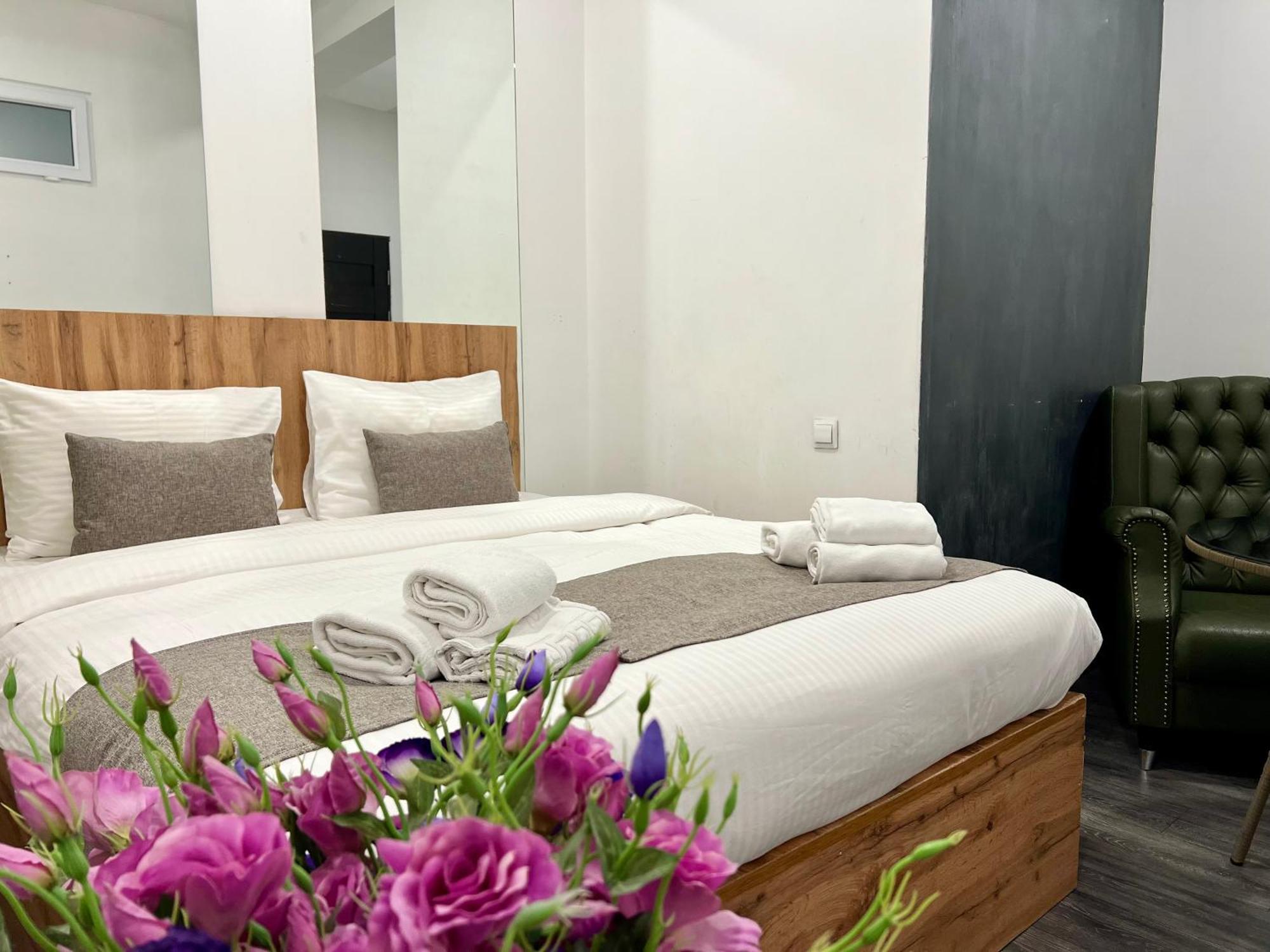 Yvn Tumanyan Apart-Hotel Erevan Esterno foto