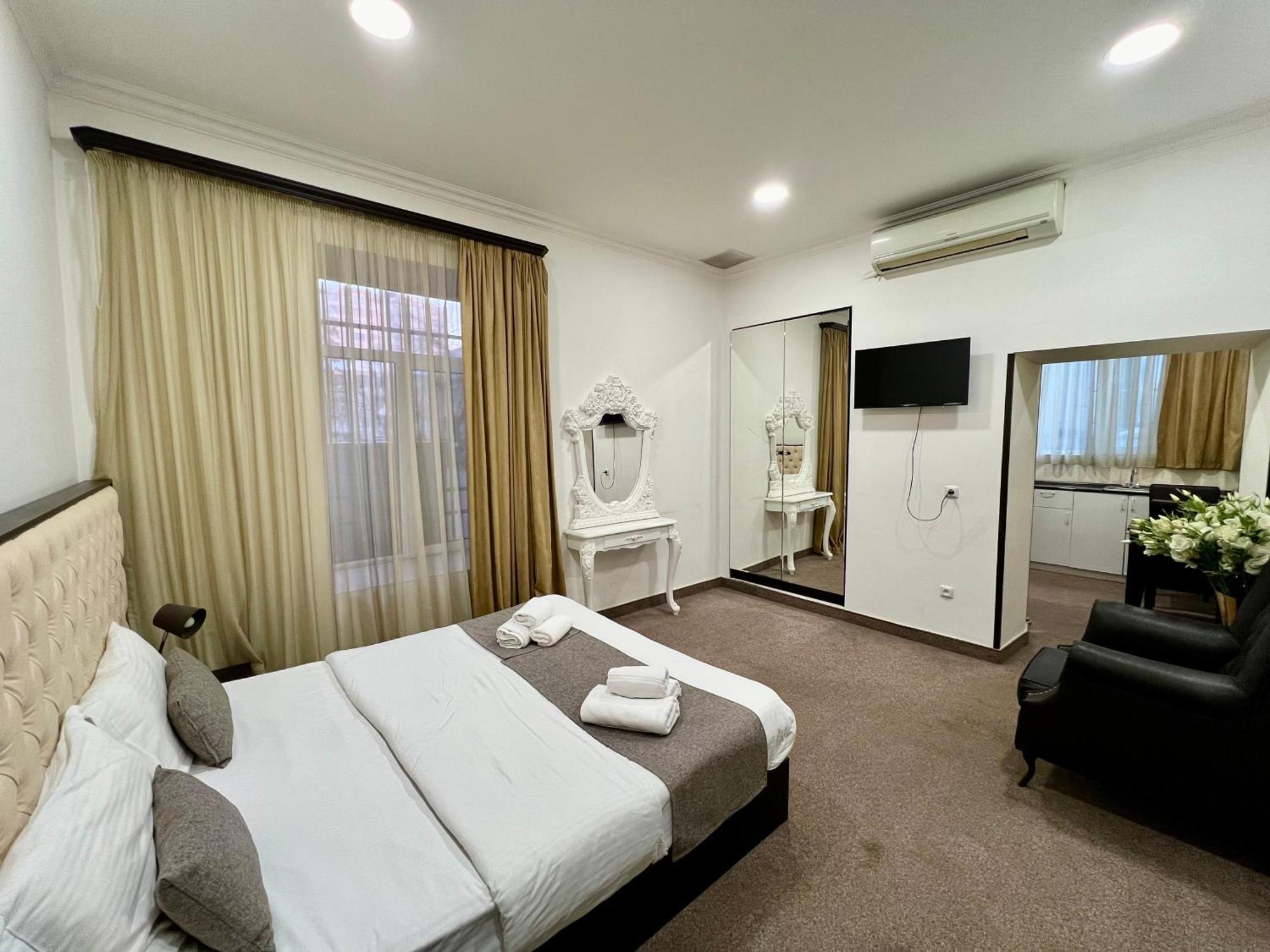 Yvn Tumanyan Apart-Hotel Erevan Esterno foto